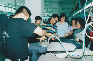 02_07_蔡文蘭（右二）與工會人員前往工廠參觀交流